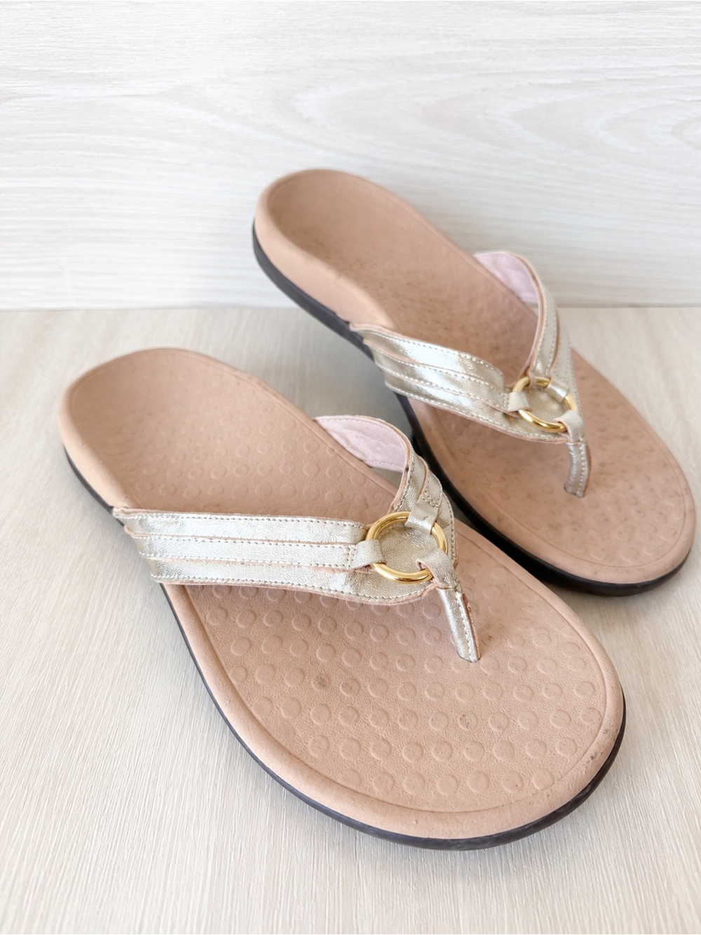 Vionic Aloe Women’s Thong Sandals Metallic Gold Blush Pink Size 11